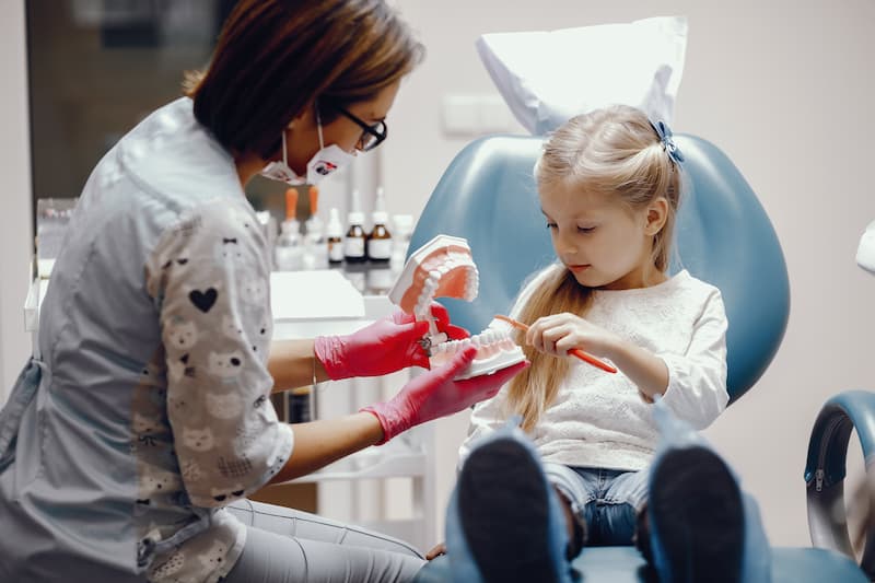 Plombowanie zębów u dziecka Dziecko u dentysty